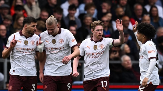 Gelandang Manchester City, Kevin De Bruyne (kedua dari kanan) melakukan selebrasi bersama rekan-rekannya setelah mencetak gol pertama timnya selama pertandingan pekan ke-32 Liga Inggris 2023-2024 antara Crystal Palace vs Manchester City di Selhurst Park di London selatan pada 6 April 2024.Ben Stansall / AFP.