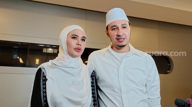 Berangkat ke Tanah Suci Bareng, Kartika Putri Terharu Habib Usman Badalkan Haji Buat Sang Mertua