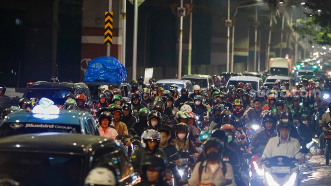 Kepadatan kendaraan yang melintas di Jalan Inspeksi Kalimalang, Jakarta, Sabtu (6/4/2024). [Suara.com/Alfian Winanto]