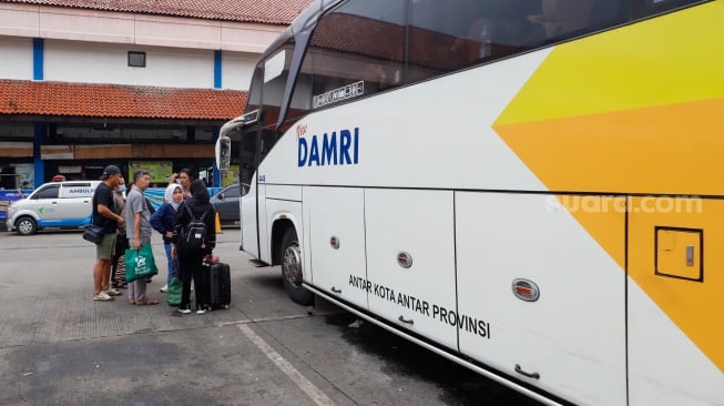 Calon Pemudik bersiap menaiki bus di Terminal Kampung Rambutan, Jakarta, Sabtu (6/4/2024). [Suara.com/Alfian Winanto]