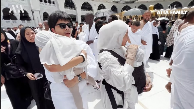 Atta Halilintar dan Aurel Hermansyah umrah sambil gendong anak mereka (YouTube Ahha Family)