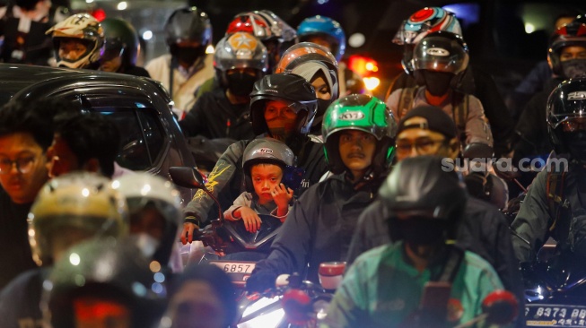 Sejumlah pemudik bersepeda motor melintas di Jalan Inspeksi Kalimalang, Jakarta, Sabtu (6/4/2024). [Suara.com/Alfian Winanto]