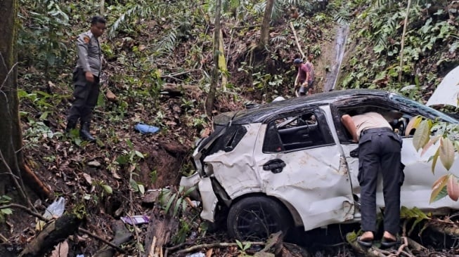 Mobil Pemudik Terjun ke Jurang di Pesisir Barat, Satu Balita Meninggal Dunia