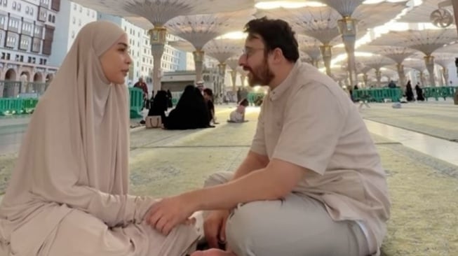 Irvan Farhad dan Hamidah Rachmayanti menjalani umrah di Tanah Suci. [Instagram]