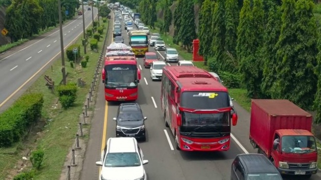 Kemacetan kendaraan di jalur tol Tangerang-Merak. [Maulana/BantenNews]