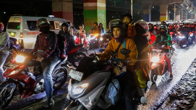 Sejumlah pemudik bersepeda motor melintas di Jalan Inspeksi Kalimalang, Jakarta, Sabtu (6/4/2024). [Suara.com/Alfian Winanto]