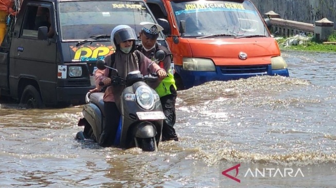 Semarang Banjir Lagi, Pemudik Bersepeda Motor Terjebak di Jalan Kaligawe