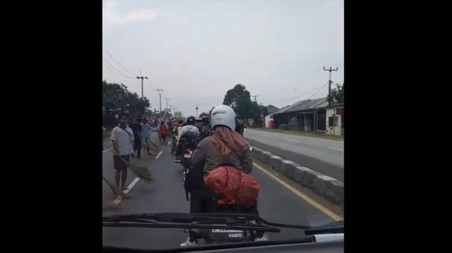 Ramai Tagar Indramayu di Twitter, Pengemis Sapu Lidi Banjir Kritikan Publik