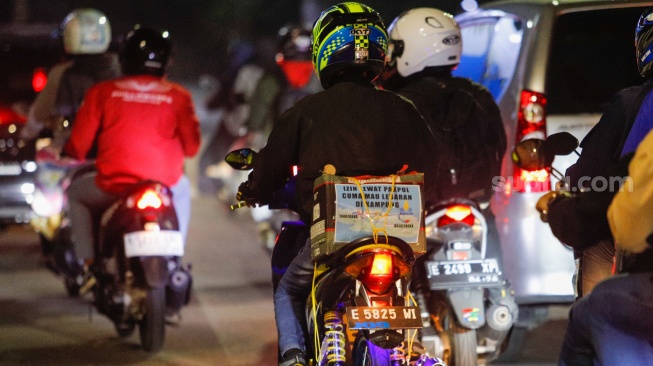 Sejumlah pemudik bersepeda motor melintas di Jalan Inspeksi Kalimalang, Jakarta, Sabtu (6/4/2024). [Suara.com/Alfian Winanto]