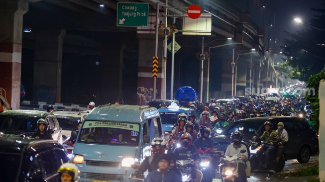 Kepadatan kendaraan yang melintas di Jalan Inspeksi Kalimalang, Jakarta, Sabtu (6/4/2024). [Suara.com/Alfian Winanto]