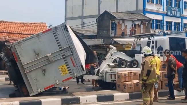 Terguling di Flyover Pulogebang, Sopir Truk Bantah Ngantuk