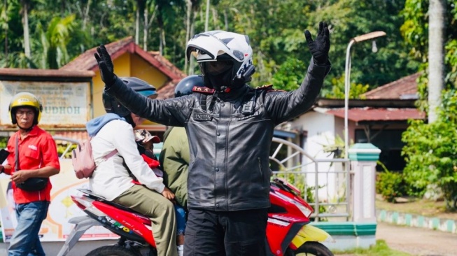 Aksi Heroik Kapolda Sumsel, Naik Motor Urai Kemacetan Mudik di Betung Banyuasin