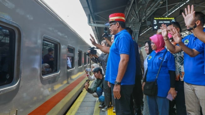 Berangkatkan 1.088 Warga Mudik Gratis Naik Kereta Api, Pj Gubernur Jateng: Jangan Sampai Menggunakan Sepeda Motor