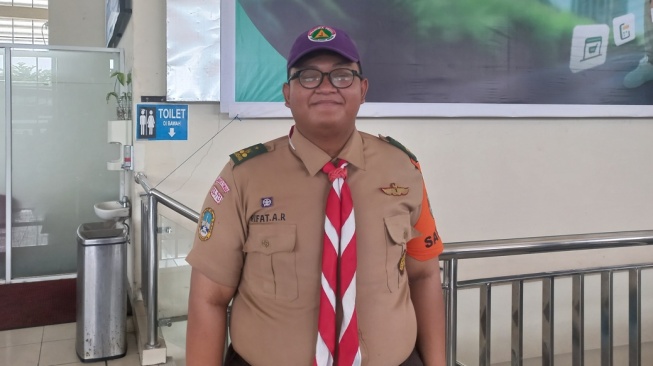 Rifat, Anggota Pramuka yang ikut melayani pemudik di Terminal Pulo Gebang, Jakarta Timur (Jaktim). [Suara.com/Rakha]