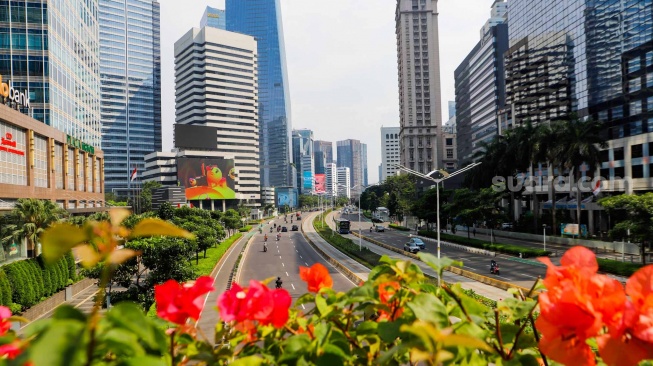 Suasana lalu lintas jalan protokol di kawasan Sudirman, Jakarta, Senin (8/4/2024). [Suara.com/Alfian Winanto]