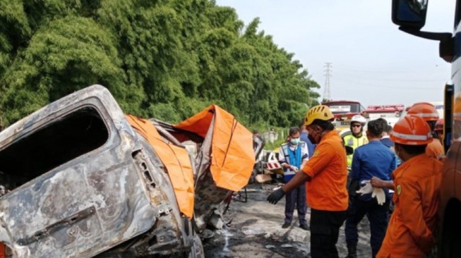 Kecelakaan Maut di Tol Cikampek KM 58: 12 Orang Tewas, Contra Flow Ditutup Hingga KM 79 [Twitter @BolaBolaAja]