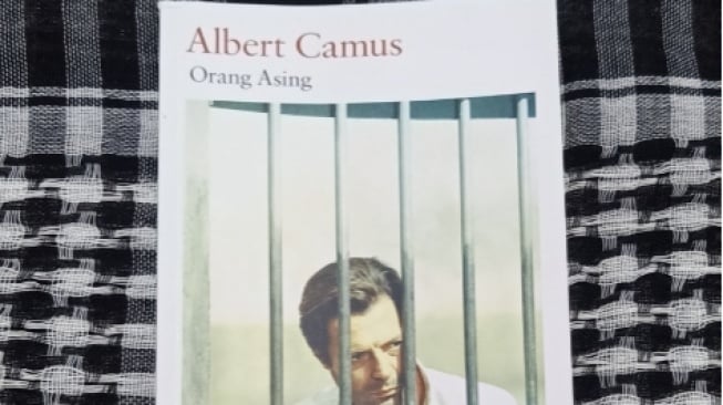 Ulasan Orang Asing Karya Albert Camus: Mengeksplorasi Psikologis Manusia!