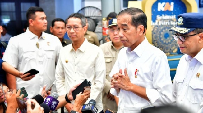 Presiden Joko Widodo atau Jokowi meninjau arus mudik di Stasiun Pasar Senen, Jakarta Pusat, Senin (8/4/2024). [Foto: Biro Pers Sekretariat Presiden]