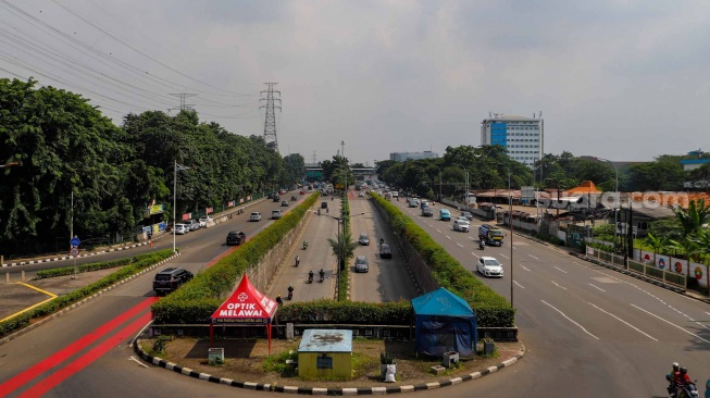 Suasana lalu lintas jalan protokol di kawasan Cawang, Jakarta, Senin (8/4/2024). [Suara.com/Alfian Winanto]