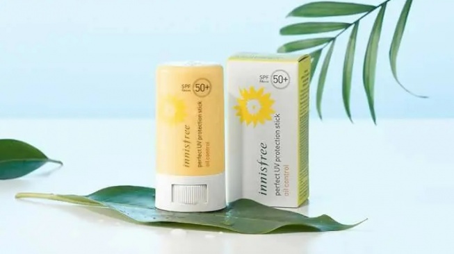 4 Rekomendasi Sunscreen Stick Korea dengan Kandungan SPF50, Sangat Praktis!