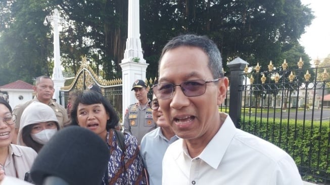 Kepala Sekretariat Presiden (Kasetpres) Heru Budi Hartono saat menyampaikan keterangan perihal pendistribusian bantuan Presiden berisi sembako kepada pengguna jalan di sekitar Jalan Medan Merdeka Utara, Jakarta Pusat, Senin (8/4/2024). (ANTARA/Andi Firdaus)