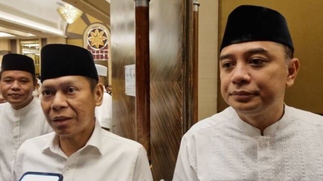 Wakil Ketua DPP Partai Golkar Adies Kadir bersama Wali Kota Surabaya Eri Cahyadi seusai agenda buka bersama, di salah satu hotel di wilayah setempat, Minggu malam (7/4/2024). (ANTARA/Ananto Pradana)