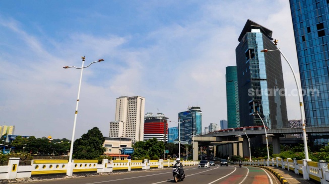 Suasana lalu lintas jalan protokol di kawasan Kuningan, Jakarta, Senin (8/4/2024). [Suara.com/Alfian Winanto]