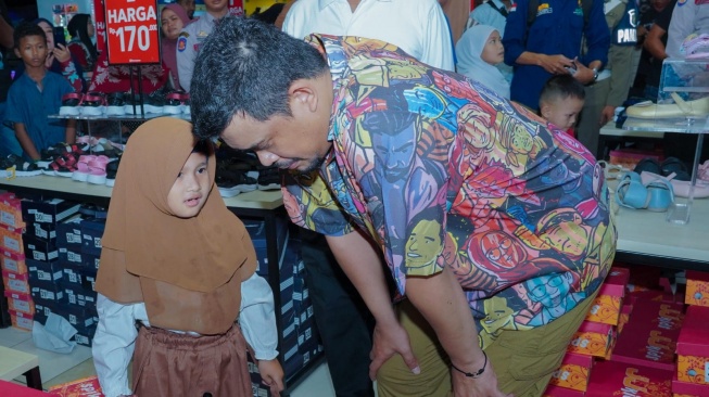 Wali Kota Medan Bobby Nasution mengajak anak yatim dhuafa beli pakaian dan perlengkapan lebaran. [dok Pemkot Medan]