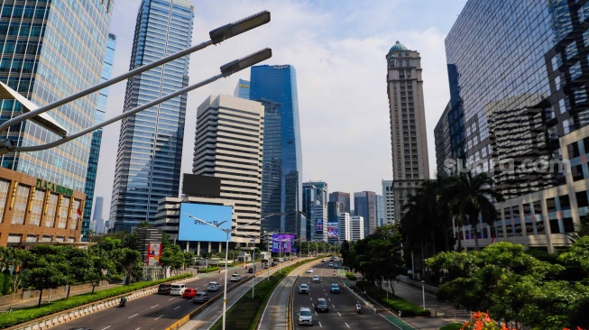 Suasana lalu lintas jalan protokol di kawasan Sudirman, Jakarta, Senin (8/4/2024). [Suara.com/Alfian Winanto]