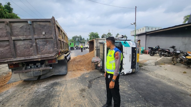 Tak Kuat Menanjak, Truk Tanah Terbalik di Jalur Medan-Berastagi, Macetkan Arus Mudik