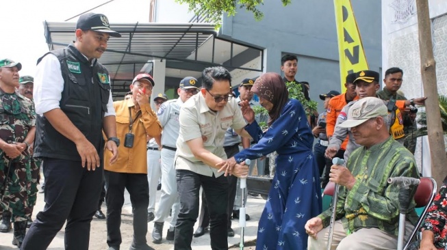 Tinjau Posko Pelayanan Mudik di Ngawi, Pj. Gubernur Adhy Minta Pemudik yang Lelah Segera Beristirahat