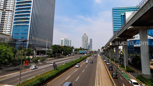 Suasana lalu lintas jalan protokol di kawasan Gatot Subroto, Jakarta, Senin (8/4/2024). [Suara.com/Alfian Winanto]