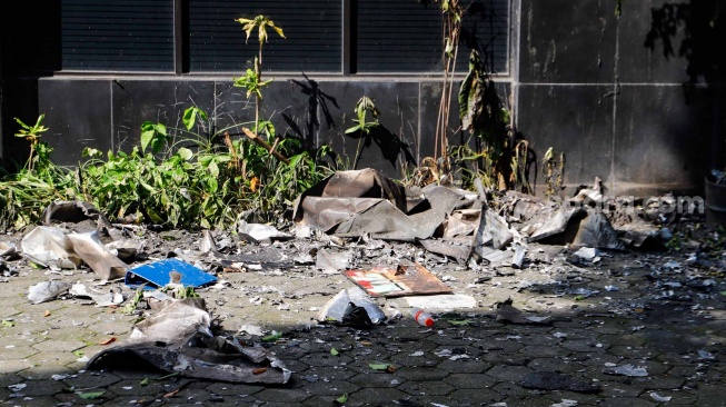 Kondisi gedung YLBHI yang terbakar di Menteng, Jakarta, Senin (8/4/2024). [Suara.com/Alfian Winanto]