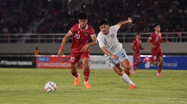 Hokky Caraka (kiri) bersama Timnas Indonesia U-23 di Kualifikasi Piala Asia U-23. (pssi.org)