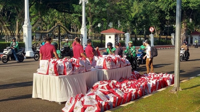 Jokowi Kembali Bagi-bagi Sembako di Depan Istana Merdeka, Dananya dari Mana?