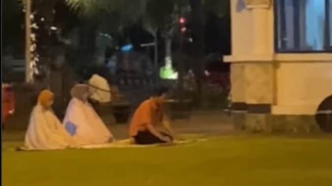 Heboh! Satu Keluarga Salat di Halaman Monumen Simpang Lima Gumul Kediri, Tuai Pro dan Kontra. [Instagram]