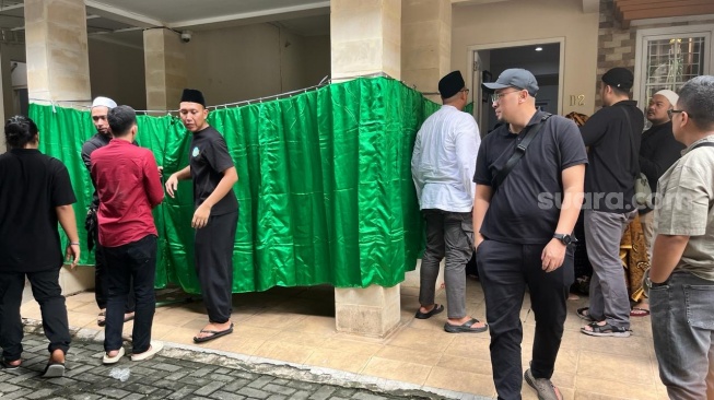 Tangis Praz Teguh Pecah di Rumah Duka Babe Cabita