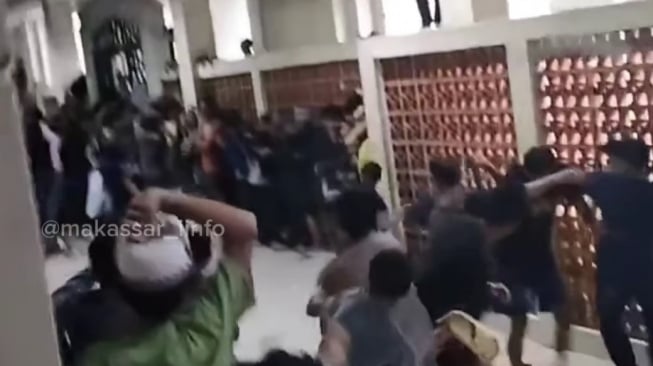 Ricuh! Pembagian THR di Masjid Raya Kota Makassar