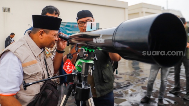 Petugas melakukan pemantauan hilal 1 Syawal 1445 H di Kanwil Kementerian Agama, Jakarta, Selasa (9/4/2024). [Suara.com/Alfian Winanto]