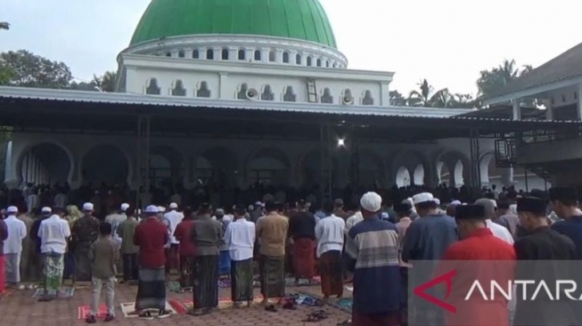 Jemaah di Ponpes Mahfilud Dluror Jember Berlebaran Hari Ini, Begini Metode Hisab dan Rukyatnya