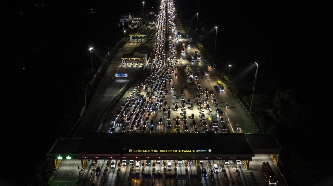 Antrean mobil memadati Gerbang Tol Cikampek Utama, Jawa Barat pada Jumat (5/4/2024) menjelang Lebaran. [Antara/Aprilio Akbar]