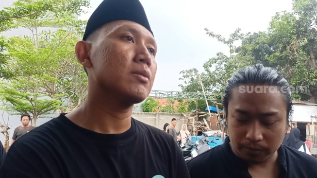 Oki Rengga dan Praz Teguh di pemakaman Babe Cabita di TPBU H.Gani, Ciputat, Tangerang Selatan pada Selasa (9/4/2024). [Rena Pangesti/Suara.com]