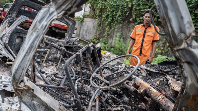 Puing-puing mobil Daihatsu Gran Max yang terbakar usai menabrak bus di Tol Cikampek Km 58 pada Senin (8/4/2024). [Antara] 