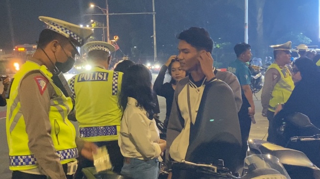 Ratusan Muda-mudi Tanpa Helm Terjaring Razia Polisi di Bundaran Senayan saat Malam Takbiran