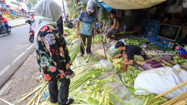 Ramai Penjual Ketupat Musiman Jelang Lebaran