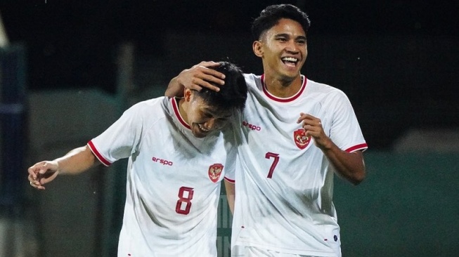 Gelandang Timnas Indonesia U-23, Witan Sulaeman (kiri) melakukan selebrasi bersama Marselino Ferdinan usai mencetak gol ke gawang Uni Emirat Arab (UEA) U-23 dalam laga uji coba di Sevens Stadium, Dubai, Selasa (9/4/2024) dini hari WIB. [Dok. Timnas Indonesia]