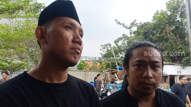 Oki Rengga dan Praz Teguh di pemakaman Babe Cabita di TPBU H.Gani, Ciputat, Tangerang Selatan pada Selasa (9/4/2024). [Rena Pangesti/Suara.com]