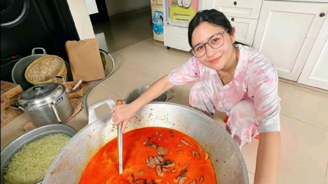 Terciduk Masak Pakai Gas Elpiji 3 Kg, Ini 7 Sumber Kekayaan Prilly Latuconsina