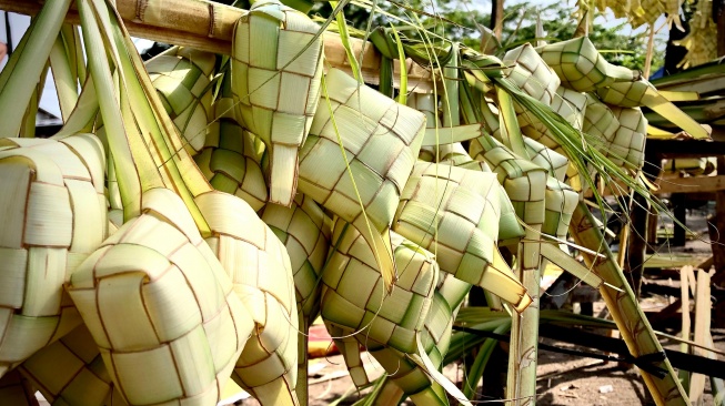 Lapak penjual kulit ketupat di Pontianak. (SuaraKalbar.id/Maria)