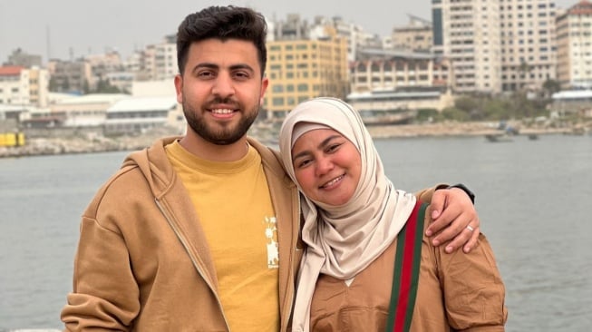 YouTuber Palestina Oday Al Akhras bersama istri, Ayuk Aida. [Instagram]